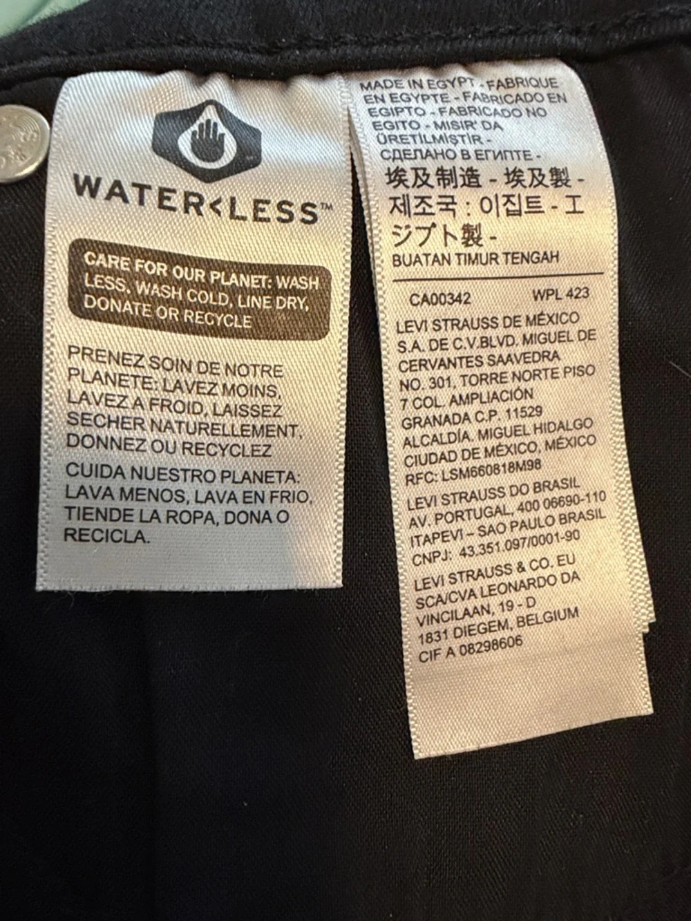 Levi's NWOT women’s Black Denim Jeans Size 31 not faded at so new looking - Picture 3 of 5